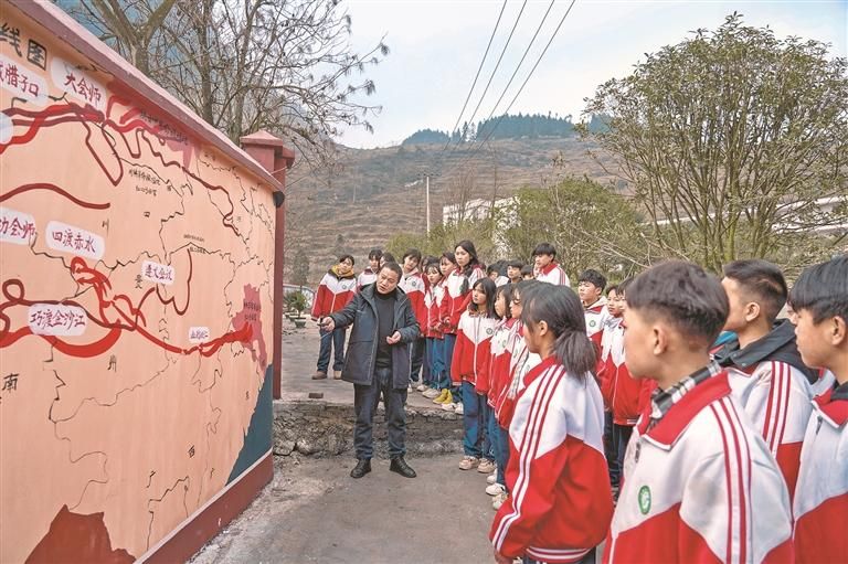 給學生講解紅軍長征歷史