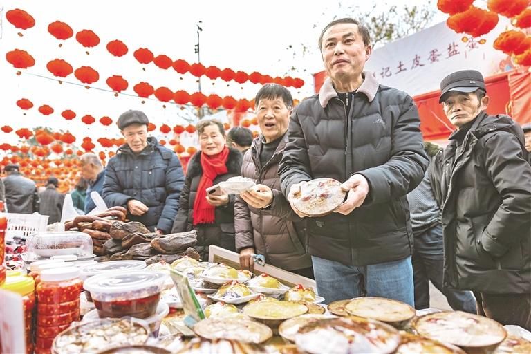 市民選購(gòu)八寶飯