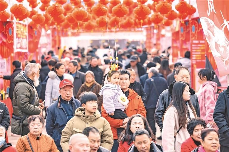 市民在年貨大集游玩