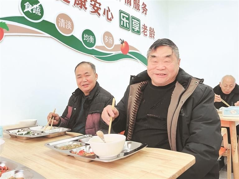 老人在茅壩社區(qū)老年食堂就餐