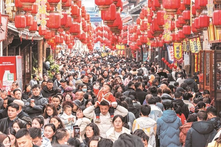 1月29日，游客在安順市西秀區(qū)安順古城歷史文化街區(qū)游玩