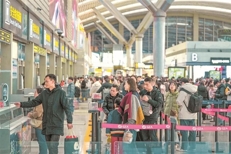 2月4日，旅客在貴陽龍洞堡機(jī)場T2航站樓準(zhǔn)備值機(jī)出行