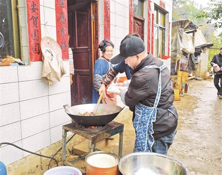 梁興龍家“殺豬飯”現(xiàn)場