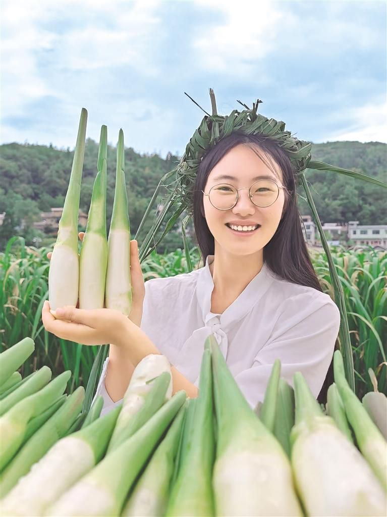 興中鎮(zhèn)把直播間搬到田間地頭