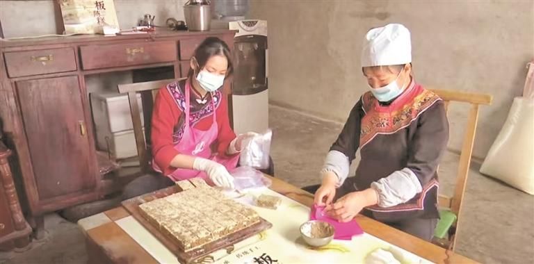 黔西南州望謨縣蔗香鎮(zhèn)板陳村村民正在制作“紅軍糕”