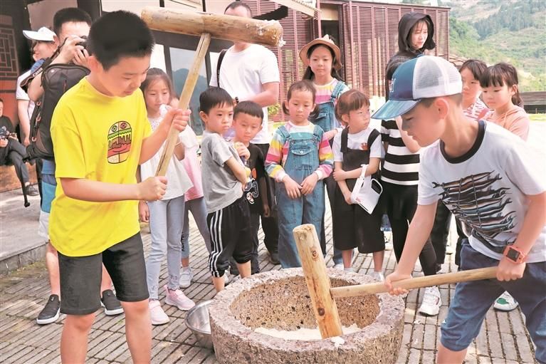 小朋友們體驗打糍粑