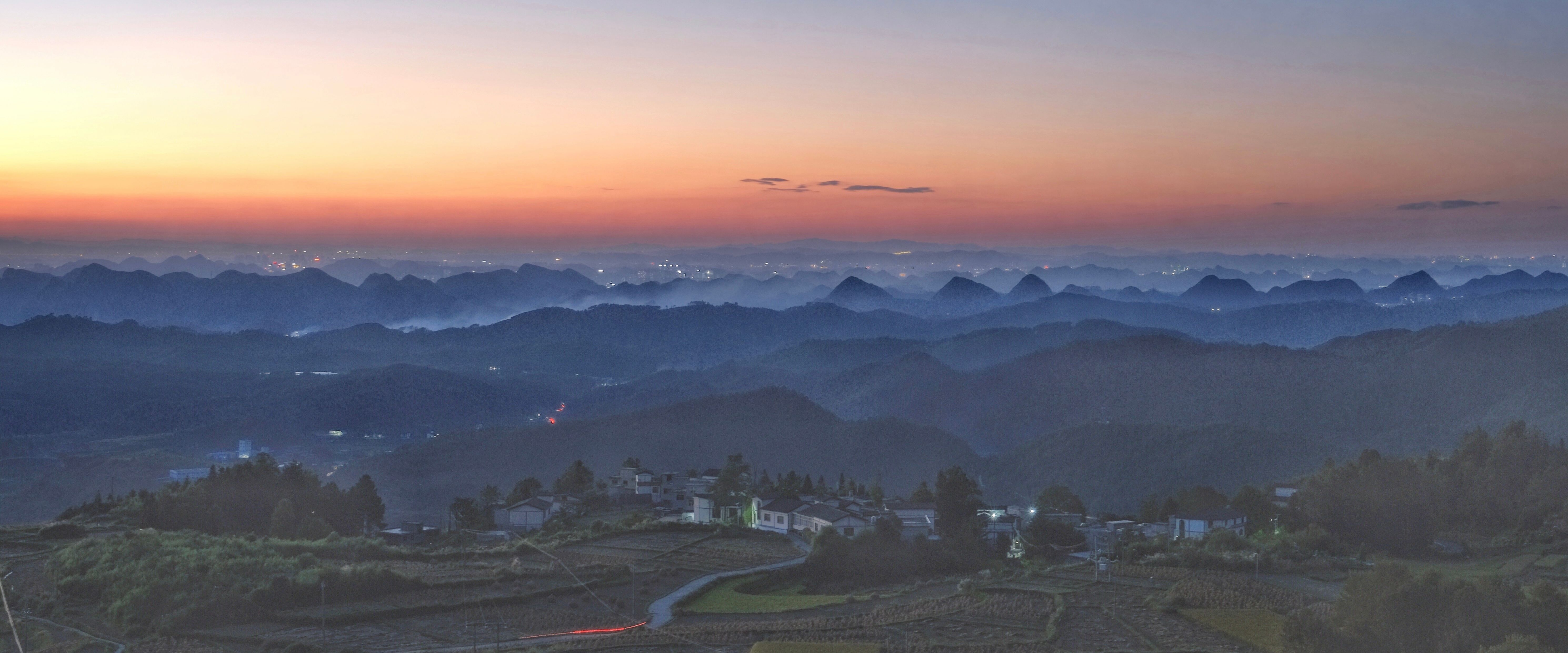 王冉熙-千山帶夕陽，燈火萬家溢流光-安順市氣象局